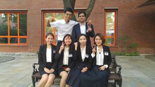 孟萍，2013届毕业生，现就职于韩国EC211 国际市场部（前排右一）